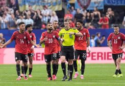 محمد صلاح لاعب المنتخب المصري يحتج على الحكم فرانسوا لوتيكسيه بعد تسجيل إنزو فرنانديز هدف الأرجنتين الثالث في مباراة الفريقين بكأس العالم لكرة القدم في ملعب أتلانتا بولاية جورجيا يوم 7 يوليو تموز 2026. تصوير: ديل زانين - رويترز