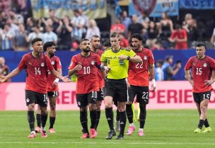 محمد صلاح لاعب المنتخب المصري يحتج على الحكم فرانسوا لوتيكسيه بعد تسجيل إنزو فرنانديز هدف الأرجنتين الثالث في مباراة الفريقين بكأس العالم لكرة القدم في ملعب أتلانتا بولاية جورجيا يوم 7 يوليو تموز 2026. تصوير: ديل زانين - رويترز