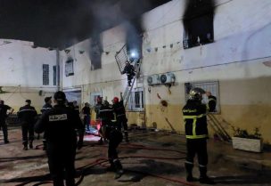 رجال الإنقاذ والشرطة يعملون في موقع حريق اندلع في دار أيتام بالجزائر يوم 16 يوليو تموز 2026. صورة من الحماية المدنية الجزائرية حصلت عليها رويترز من طرف ثالث. يحظر إعادة بيع الصورة أو الاحتفاظ بها في الأرشيف.