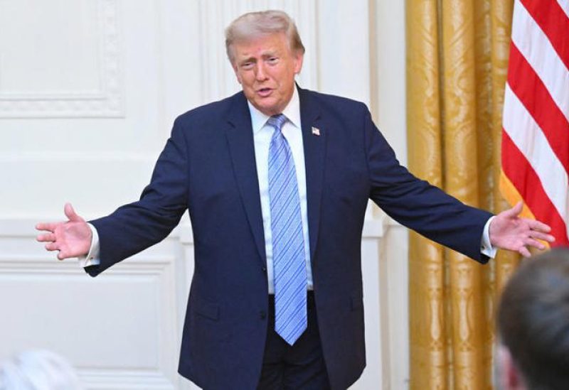 الرئيس الأمريكي دونالد ترامب يشير بيده بعد أن تحدث عن أمن الانتخابات من خلال خطاب بالبيت الأبيض في واشنطن يوم 16 يوليو تموز 2026. تصوير: سول لوب - رويترز