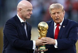 الرئيس الأمريكي دونالد ترامب وجياني إنفانتينو رئيس الفيفا خلال مراسم تسليم الكأس في نهائي البطوية يوم 19 يوليو تموز 2026. تصوير: لي سميث - رويترز الرئيس الأمريكي دونالد ترامب وجياني إنفانتينو رئيس الفيفا خلال مراسم تسليم الكأس في نهائي البطوية يوم 19 يوليو تموز 2026. تصوير: لي سميث - رويترز