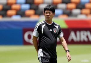 هاجيمي مورياسو مدرب اليابان أثناء تدريبات المنتخب على ملعب هيوستن داش آند دينامو بولاية تكساس الأمريكية يوم 28 يونيو حزيران 2026. تصوير: تروي تاورمينا - إيميجين إيميدجز الشريكة لرويترز