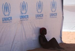 لاجئة سودانية من دارفور تستريح بجانب خيمة المفوضية السامية للأمم المتحدة لشؤون اللاجئين داخل أحد المخيمات بشرق تشاد يوم 30 نوفمبر تشرين الثاني 2025. تصوير: عمرو عبد الله دلش - رويترز