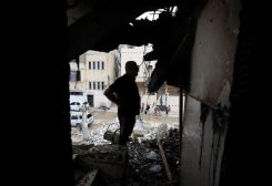 رجل فلسطيني يتفقد موقع الغارة الإسرائيلية على بيت في مدينة غزة يوم 21 يوليو تموز 2026. تصوير: داوود أبو الكاس - رويترز