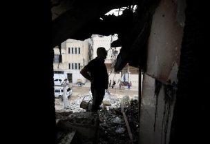رجل فلسطيني يتفقد موقع الغارة الإسرائيلية على بيت في مدينة غزة يوم 21 يوليو تموز 2026. تصوير: داوود أبو الكاس - رويترز