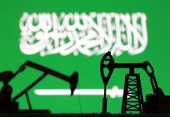 مضختا نفط أمام علم المملكة العربية السعودية في صورة توضيحية التقطت يوم 2 مارس آذار 2026. تصوير: دادو روفيتش - رويترز
