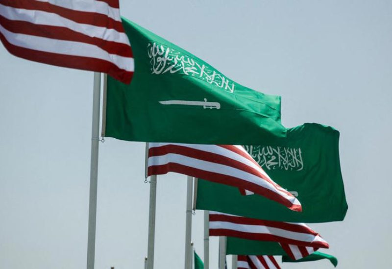 أعلام الولايات المتحدة والسعودية ترفرف على طول طريق سريع في الرياض في صورة من أرشيف رويترز.