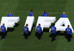 طاقم الملعب يحمل شعار الاتحاد الدولي لكرة القدم (الفيفا) قبل مباراة نهائي كأس العالم بين إسبانيا والأرجنتين في ملعب نيويورك نيوجيرسي بولاية نيوجيرسي الأمريكية يوم 19 يوليو تموز 2026. تصوير: مايك سيجار - رويترز