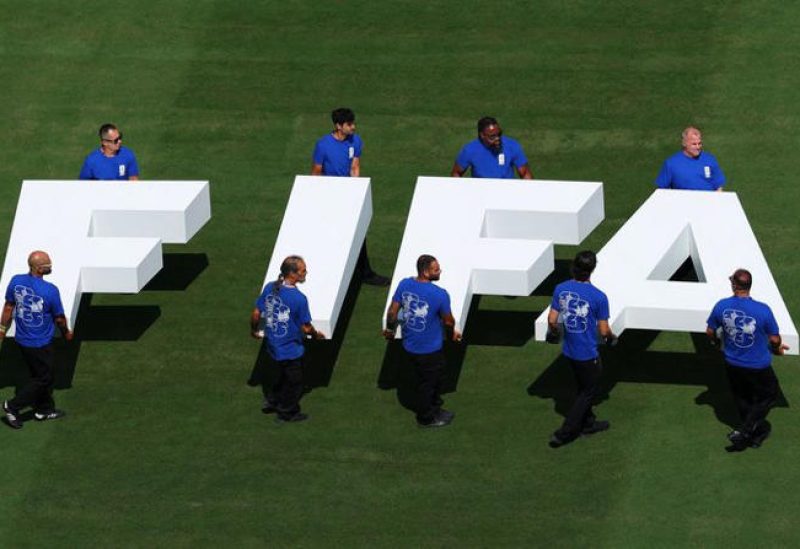 طاقم الملعب يحمل شعار الاتحاد الدولي لكرة القدم (الفيفا) قبل مباراة نهائي كأس العالم بين إسبانيا والأرجنتين في ملعب نيويورك نيوجيرسي بولاية نيوجيرسي الأمريكية يوم 19 يوليو تموز 2026. تصوير: مايك سيجار - رويترز