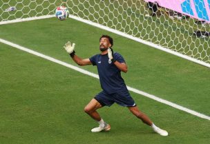 فوزينيا حارس مرمى منتخب الرأس الأخضر خلال الإحماء قبل المباراة أمام أوروجواي بدور مجموعات بطولة كأس العالم في فلوريدا بالولايات المتحدة يوم 21 يونيو حزيران 2026. تصوير: بول تشايلدس - رويترز