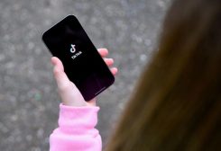 مراهق يحمل هاتف يظهر عليه شعار «تيك توك»، في بون بألمانيا يوم 20 فبراير شباط 2026. تصوير: يانا رودنبوش - رويترز