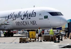 طائرة من طراز بوينج 787 دريملاينر تابعة لشركة طيران الرياض في مطار لو بورجيه الفرنسي في صورة من أرشيف رويترز.