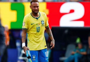 نيمار، لاعب البرازيل، يبكي بعد خسارة البرازيل أمام النرويج في دور16 من كأس العالم لكرة القدم