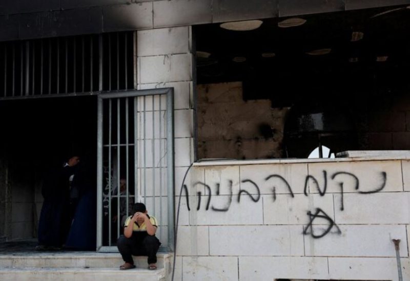 طفل فلسطيني يجلس بالقرب من مسجد متضرر في الضفة الغربية المحتلة