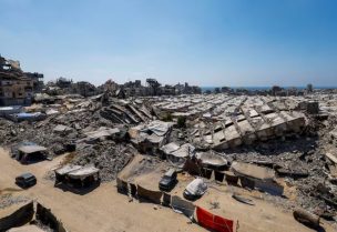 أنقاض المباني السكنية التي دمرت خلال الهجوم الإسرائيلي والخيام التي تأوي الفلسطينيين النازحين في مدينة غزة