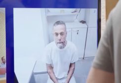 الطبيب الفلسطيني حسام أبو صفية المعتقل من الجيش الإسرائيلي في غزة يظهر عبر اتصال بالفيديو خلال جلسة استماع أمام المحكمة العليا الإسرائيلية في القدس