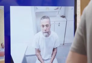 الطبيب الفلسطيني حسام أبو صفية المعتقل من الجيش الإسرائيلي في غزة يظهر عبر اتصال بالفيديو خلال جلسة استماع أمام المحكمة العليا الإسرائيلية في القدس