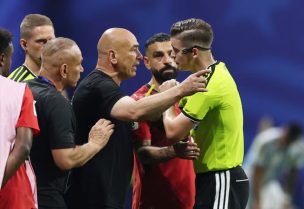 الحكم الفرنسي فرانسوا لوتيكسيه يرفع البطاقة الصفراء في وجه مدرب منتخب مصر حسام حسن في مباراة مصر أمام الأرجنتين في كأس العالم