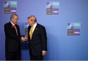 الرئيس التركي رجب طيب أردوغان يستقبل الرئيس الأمريكي دونالد ترامب خلال قمة قادة حلف شمال الأطلسي في أنقرة