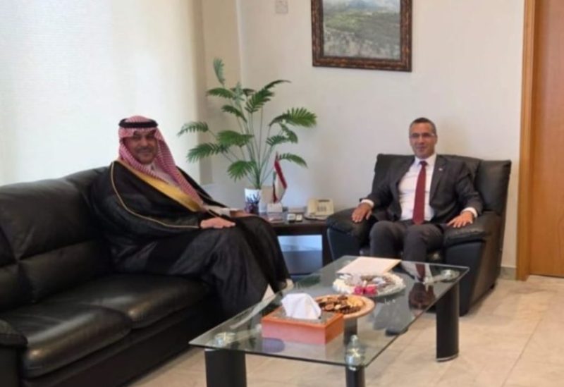 وزير الزراعة نزار هاني مستقبلاً السفير السعودي فهد الدوسري
