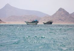 قوارب بالقرب من ساحل باب المندب في اليمن يوم 2 أبريل نيسان 2026. صورة لرويترز