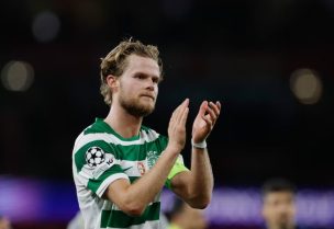 الدنمركي مورتن يولمان لاعب سبورتنج لشبونة يحيي الجماهير بعد مباراة أمام أرسنال في ربع نهائي دوري أبطال أوروبا لكرة القدم في لندن يوم 15 أبريل نيسان 2026. تصوير: بيتر تشيبورا - رويترز