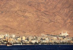 مدينة العقبة الأردنية كما تبدو من إيلات الإسرائيلية في صورة من أرشيف رويترز