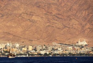مدينة العقبة الأردنية كما تبدو من إيلات الإسرائيلية في صورة من أرشيف رويترز