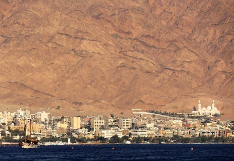 مدينة العقبة الأردنية كما تبدو من إيلات الإسرائيلية في صورة من أرشيف رويترز