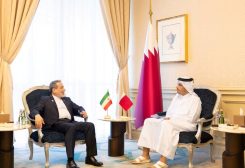 رئيس الوزراء القطري الشيخ محمد بن عبد الرحمن آل ثاني يلتقي وزير الخارجية الإيراني عباس عراقجي قبل القمة العربية الإسلامية الطارئة بالدوحة يوم 14 سبتمبر أيلول 2025. صورة لوكالة الأنباء القطرية حصلت عليها رويترز من طرف ثالث.