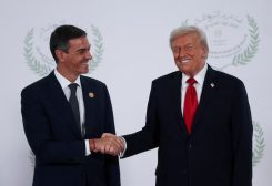 رئيس وزراء إسبانيا بيدرو سانتشيث والرئيس الأمريكي دونالد ترامب يتصافحان أثناء التقاط صورة تذكارية خلال قمة قادة العالم في شرم الشيخ يوم 13 أكتوبر تشرين الأول 2025. تصوير: سوزان بلانكت - رويترز