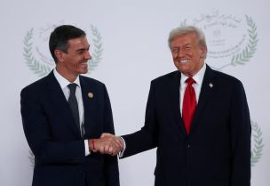 رئيس وزراء إسبانيا بيدرو سانتشيث والرئيس الأمريكي دونالد ترامب يتصافحان أثناء التقاط صورة تذكارية خلال قمة قادة العالم في شرم الشيخ يوم 13 أكتوبر تشرين الأول 2025. تصوير: سوزان بلانكت - رويترز
