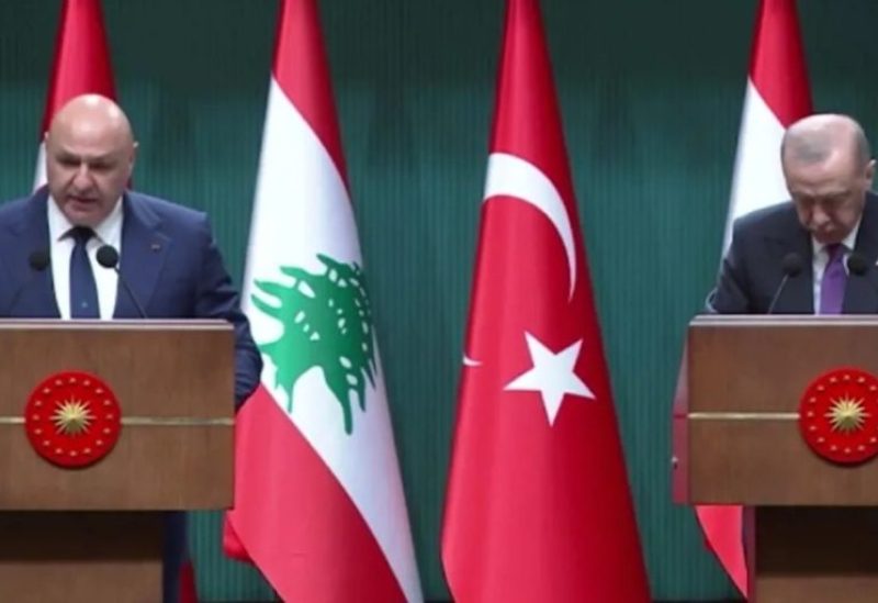 الرئيسان التركي رجب طيب أردوغان واللبناني جوزف عون خلال مؤتمر صحافي بعد لقائهما أمس.