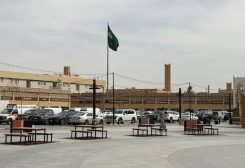 العلم السعودي يرفرف في أحد أسواق الرياض يوم 4 مارس آذار 2026. صورة التُقطت بالهاتف المحمول. تصوير: إبراهيم أبو مصطفى - رويترز
