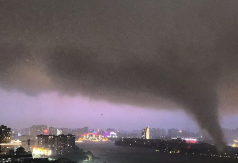 إعصار يمر عبر منطقة وسط البرق والرياح العاتية، في إيزو، بمقاطعة هوبي، الصين، في 6 يوليو 2026. رويترز