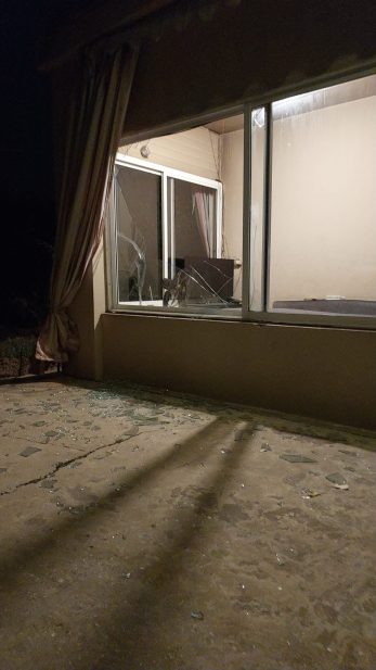 تظهر الصورة أضـرارًا لحقت ببعض المنازل، فيما أفاد الأهالي بأن دويّ الانفجــارات كان شديدًا. (مواقع التواصل الإجتماعي)