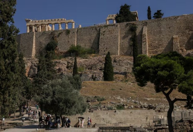 سياح يتجولون داخل موقع الأكروبوليس الأثري بالقرب من المكان الذي تعرض فيه سائحان أمريكيان للطعن في أثينا يوم 21 يوليو تموز 2026. تصوير: لويزا فرادي - رويترز