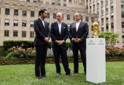 رئيس الاتحاد المكسيكي لكرة القدم يون دي لويزا بلازاس (يسار)، ورئيس الاتحاد الدولي لكرة القدم "الفيفا" جياني إنفانتينو (وسط)، ورئيس الكونكاكاف فيكتور مونتاجلياني (يمين) يتبادلون أطراف الحديث بجانب كأس العالم بصورة من أرشيف رويترز.