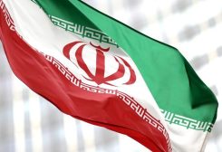 علم إيران في صورة من أرشيف رويترز.