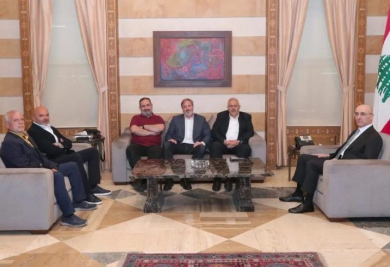 وزير الداخلية والبلديات أحمد الحجار مع محافظ بيروت القاضي مروان عبود، ورئيس المجلس البلدي إبراهيم زيدان، وعدداً من أعضاء المجلس البلدي