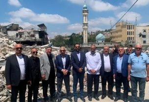 وزير الاقتصاد والتجارة الدكتور عامر البساط، يرافقه المدير العام للوزارة الدكتور محمد أبو حيدر، في مدينة النبطية