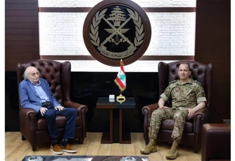 قائد الجيش العماد رودولف هيكل في مكتبه في اليرزة مع الرئيس السابق للحزب التقدمي الاشتراكي وليد جنبلاط