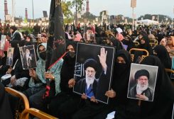 إيرانيات يرفعن صور علي خامنئي