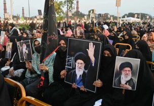 إيرانيات يرفعن صور علي خامنئي