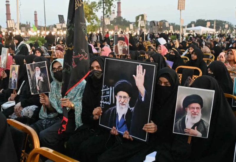إيرانيات يرفعن صور علي خامنئي