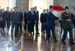 رئيس الجمهورية العماد جوزاف عون أثناء وضعه إكليلاً من الزهر مع دقيقة صمت في ضريح مؤسس الجمهورية التركية مصطفى كمال أتاتورك
