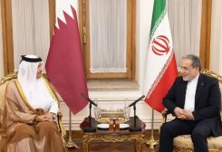 وزير الخارجية القطري الشيخ محمد بن عبدالرحمن آل ثاني مع وزير الخارجية الإيراني عباس عراقجي في طهران