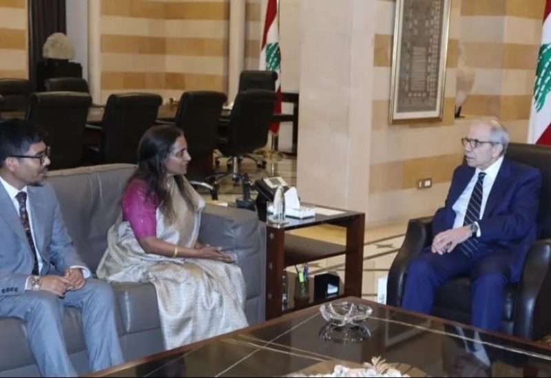 رئيس مجلس الوزراء الدكتور نواف سلام في السرايا الحكومية،مع نائبة وزير الشؤون الخارجية الهندية السفيرة سريبريا رانغاناثان والسفير الهندي في لبنان محمد نور رحمن شيخ