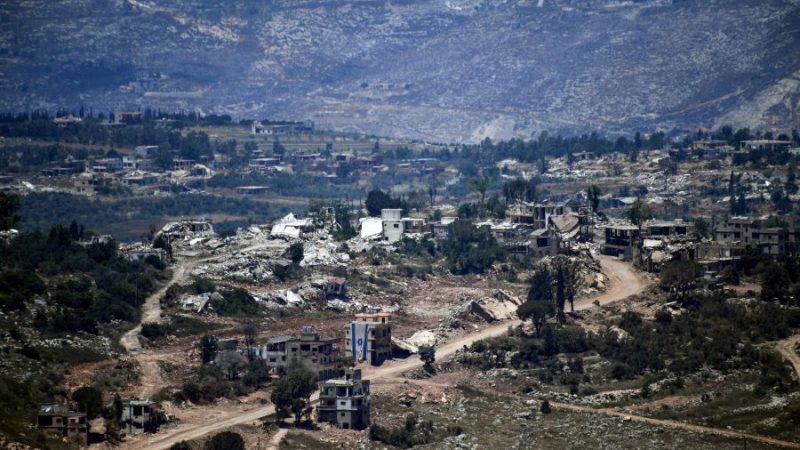 علم إسرائيلي على مبنى متضرر في قرية بجنوب لبنان. رويترز