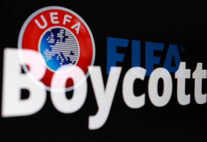 شعارات الاتحاد الأوروبي لكرة القدم (UEFA) والاتحاد الدولي لكرة القدم (FIFA) وكلمة «مقاطعة». رويترز